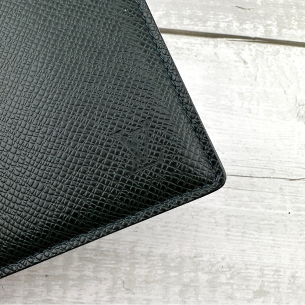 Excellent condition Authentic Louis Vuitton Taiga Leather Wallet. Green. - Picture 6 of 16
